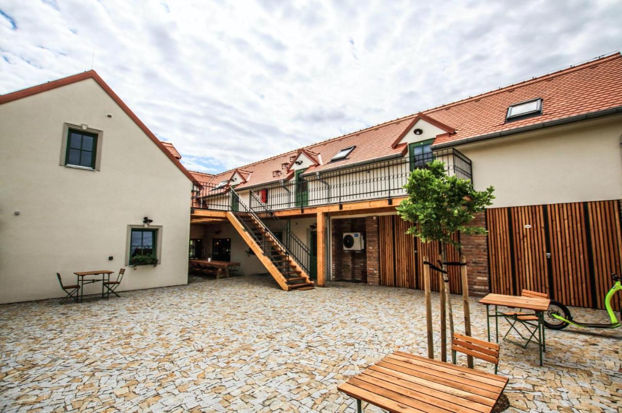 Penzion A Bistro Stary Kopec ズノイモ エクステリア 写真